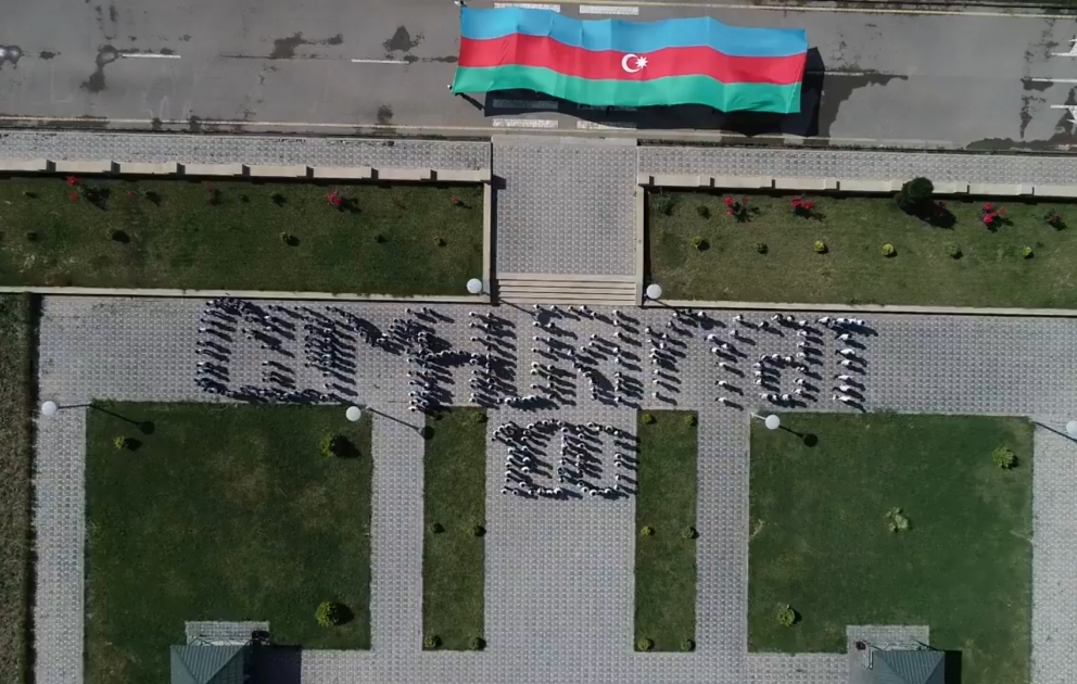 Flashmob zum 100-jährigen Jubiläum  der Demokratischen Republik Aserbaidschan in der Siedlung Khojavend