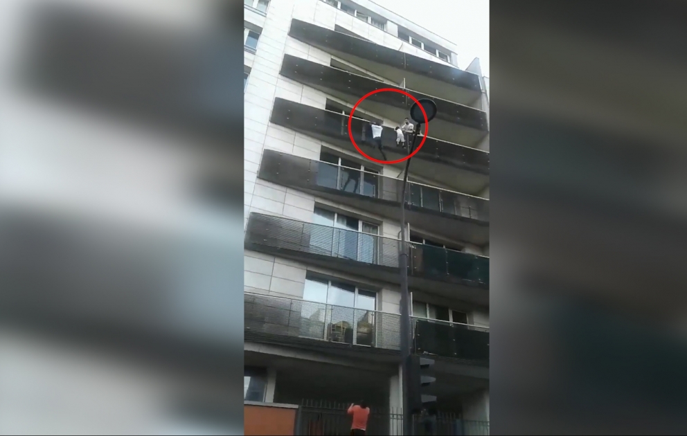 Parisdə bir miqrant balkondan yıxılan uşağı xilas etmək üçün özünü təhlükəyə atdı