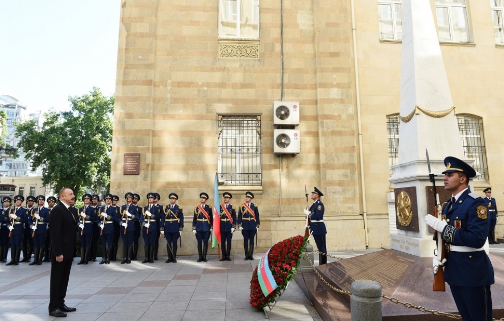 Prezident İlham Əliyev Azərbaycan Xalq Cümhuriyyətinin şərəfinə ucaldılmış abidəni ziyarət edib