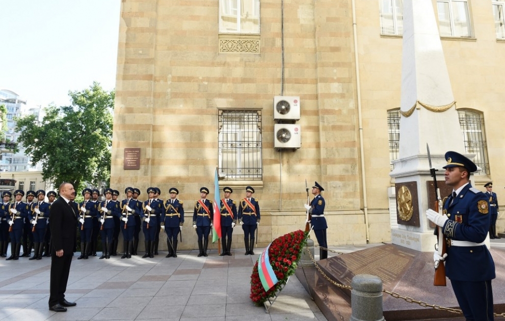 Staatspräsident Ilham Aliyev besucht zu Ehren der Volksrepublik Aserbaidschan errichtetes Denkmal