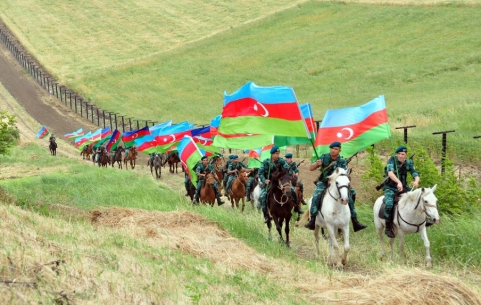 Kavalleriezug und Schiffsparade zum Tag der Republik