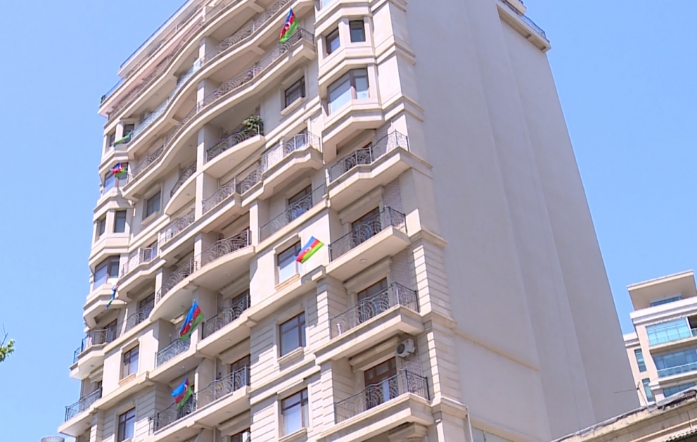 Bakıda binalar Azərbaycan bayrağına bürünüb