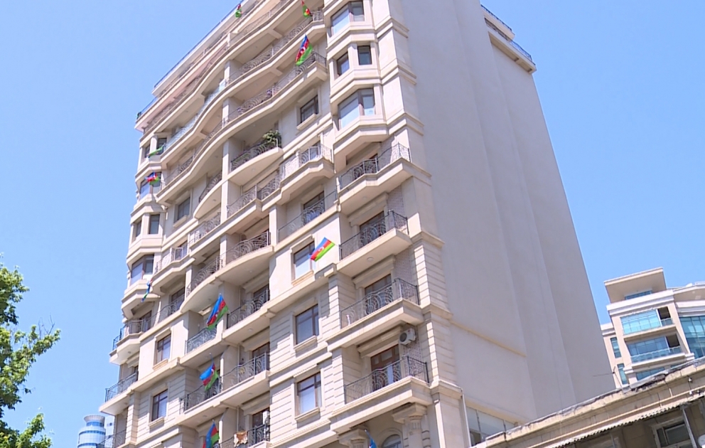 Tag der Republik: Gebäude in Baku beflaggt