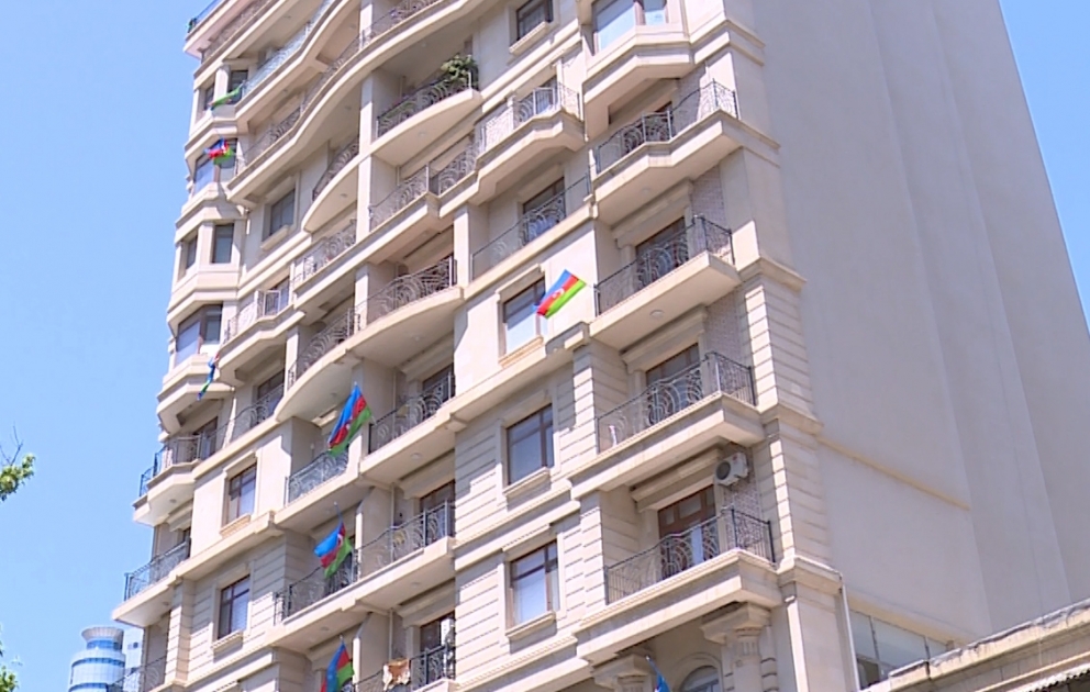 Le drapeau tricolore azerbaïdjanais flotte une série de bâtiments à Bakou