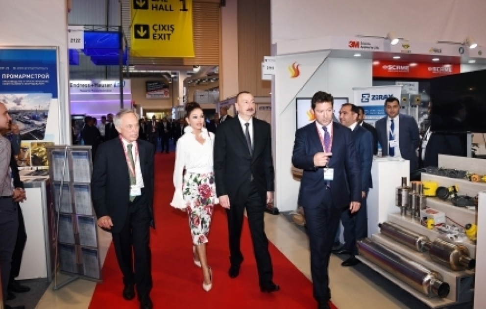 Präsident Ilham Aliyev besichtigt internationale Ausstellung und Konferenz für Öl und Gas