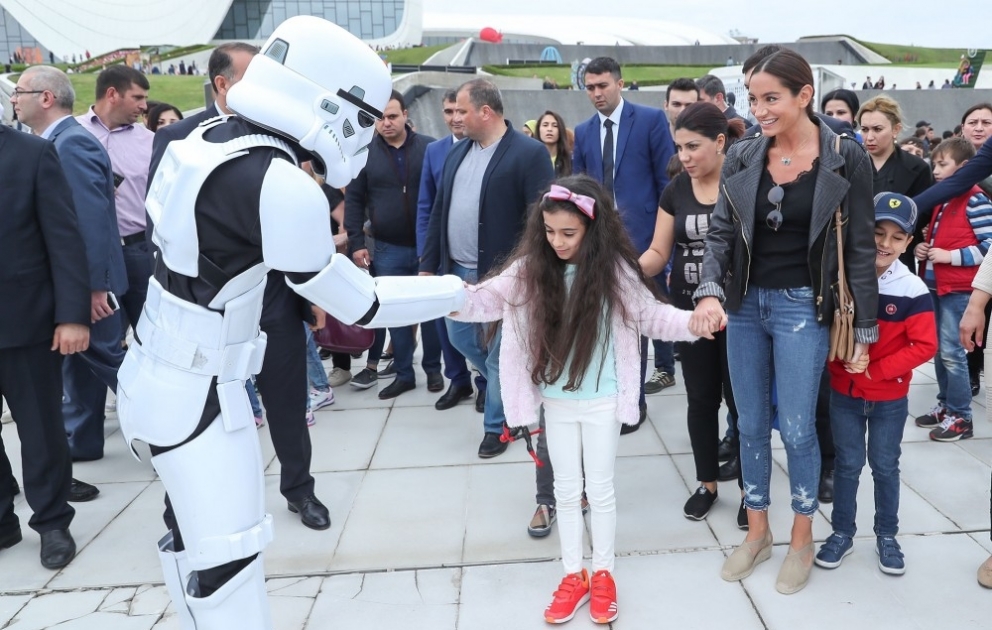 Arzu Aliyeva besucht Kinderfestival im Park von Heydar Aliyev Zentrum