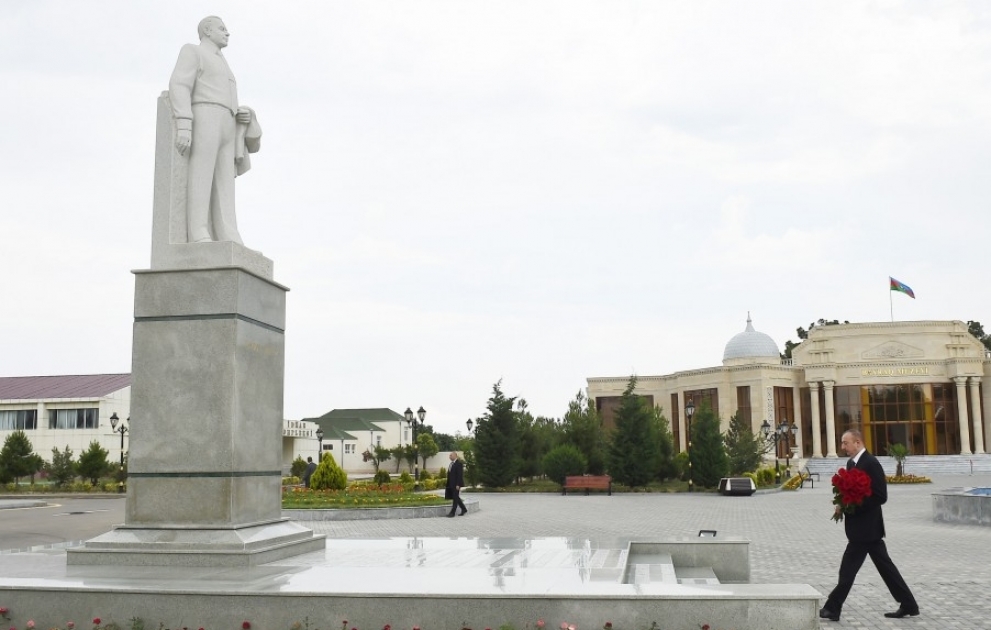 Goranboyda ulu öndər Heydər Əliyevin abidəsini ziyarət