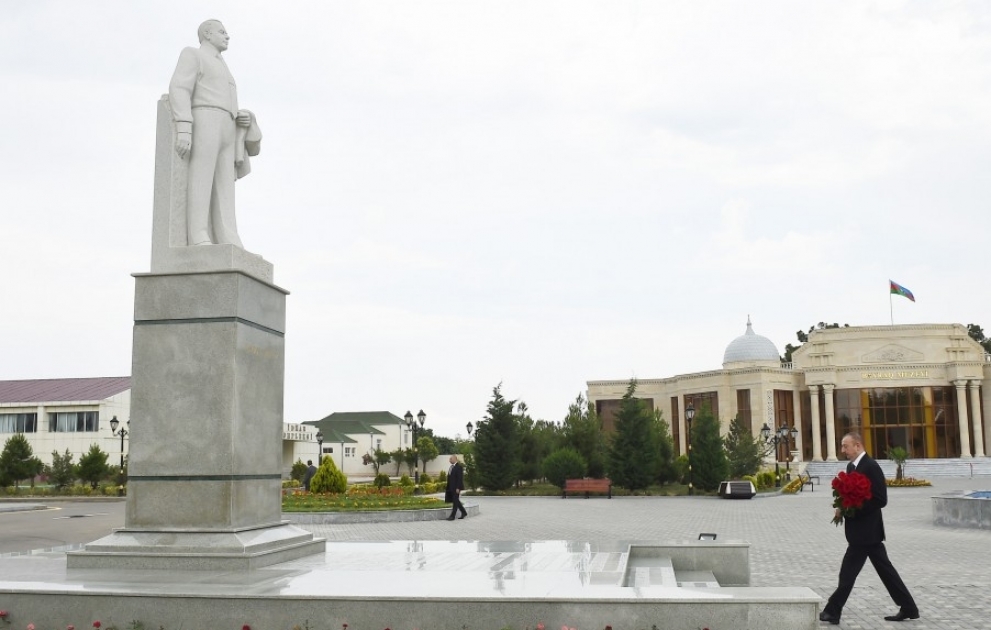 President Ilham Aliyev visited statue of national leader Heydar Aliyev in Goranboy