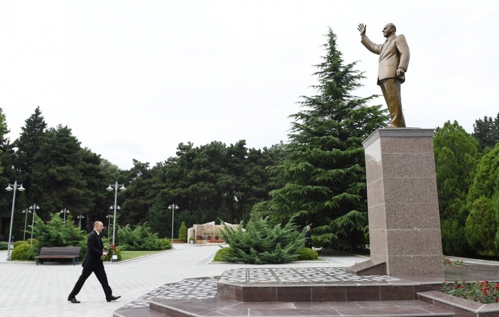 President Ilham Aliyev visited statue of national leader Heydar Aliyev in Naftalan