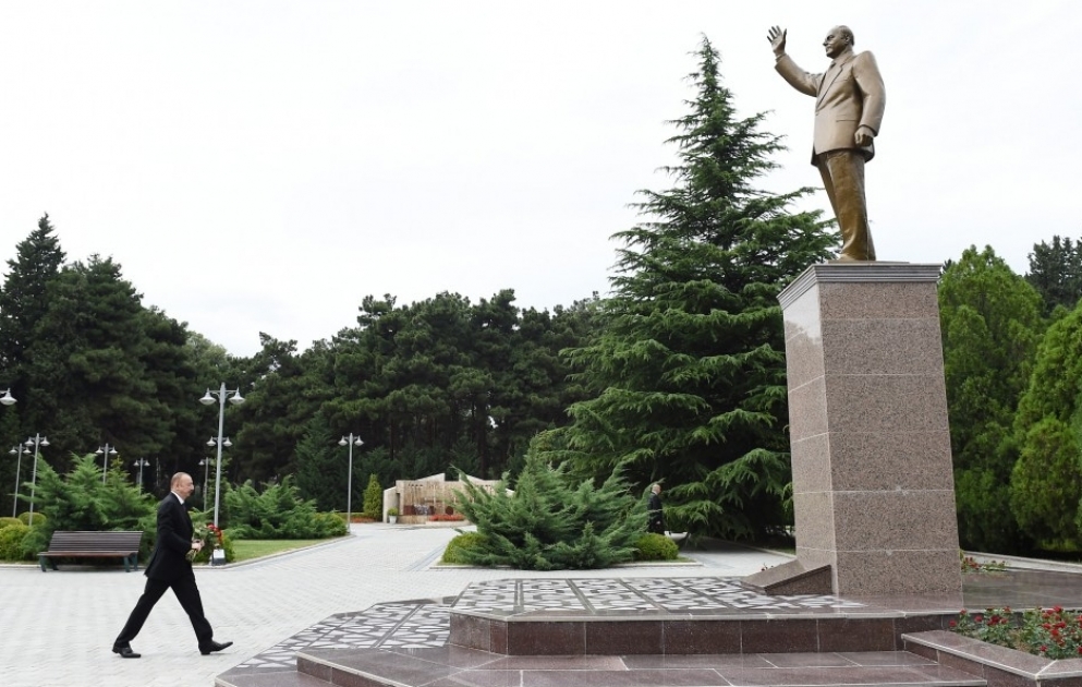 Посещение памятника общенациональному лидеру Гейдару Алиеву в городе Нафталан
