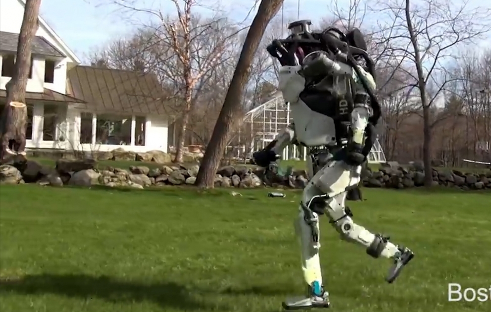 Робот Boston Dynamics бегает по улице