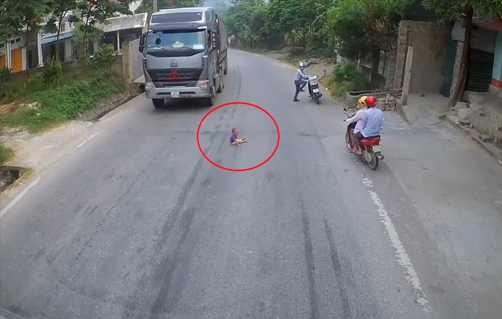 Baby Runs onto Road