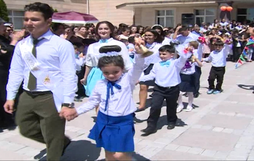 Bu gün məktəblərdə “Son zəng” çalındı
