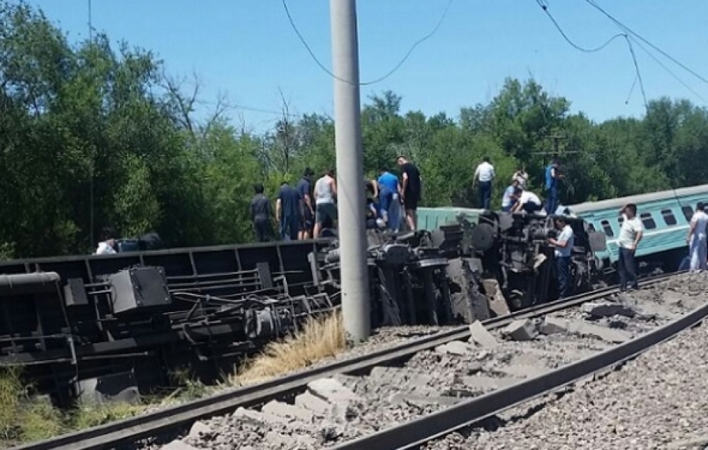 В Казахстане с рельсов сошёл пассажирский поезд, один подросток погиб, ещё трое пострадали