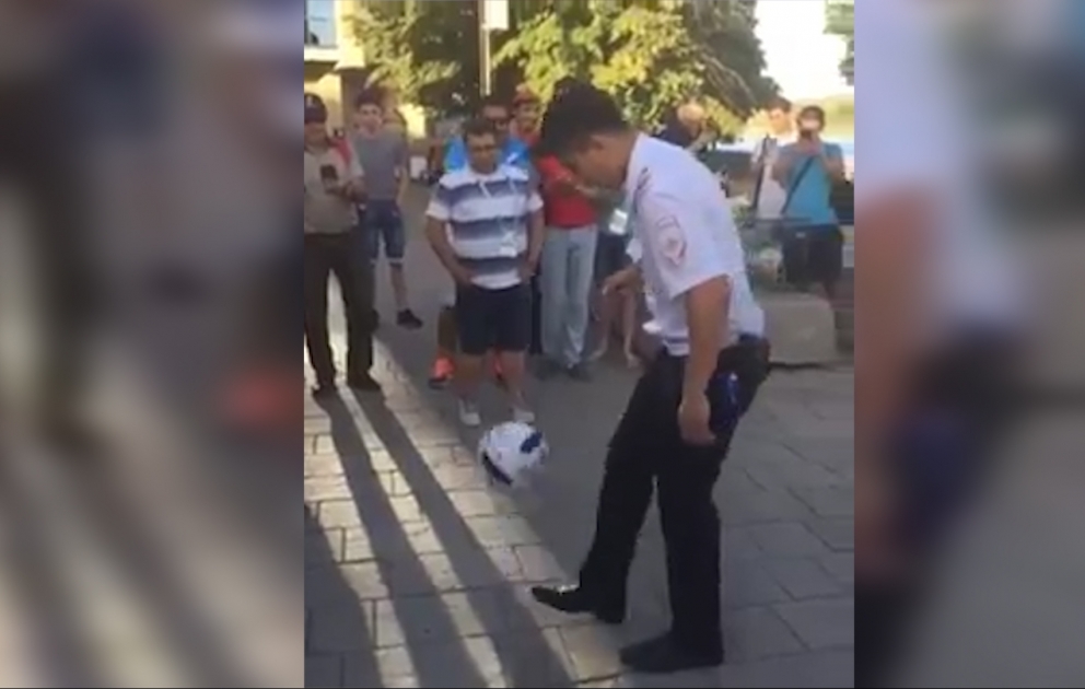 Polis işçisi topla oyun məharətini göstərdi - Rusiyada