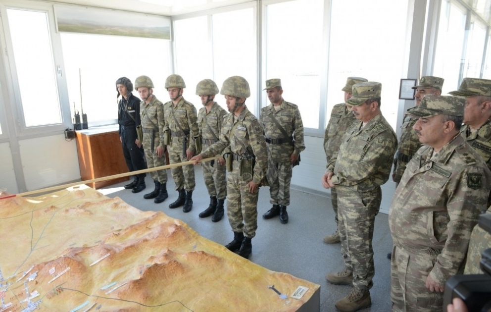 Müdafiə naziri səhra məşğələlərinin gedişini izləyib