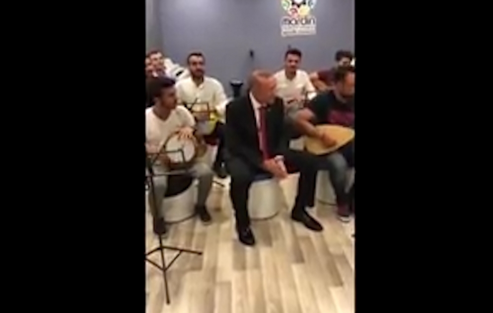 Rəcəb Tayyib Ərdoğan gənclərlə birlikdə xalq mahıları oxudu