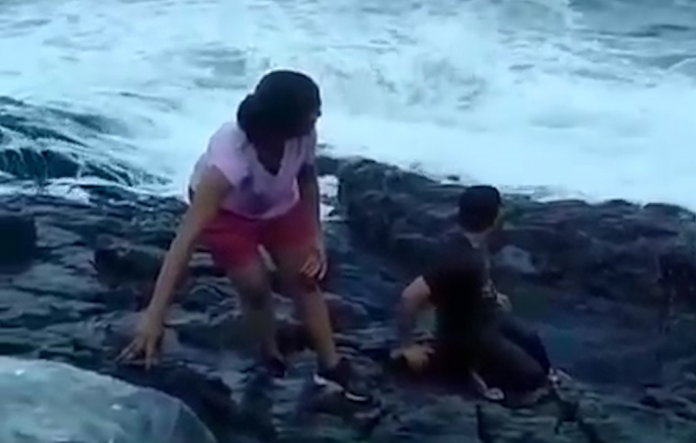 Nəhəng dalğa turisti suya qərq elədi