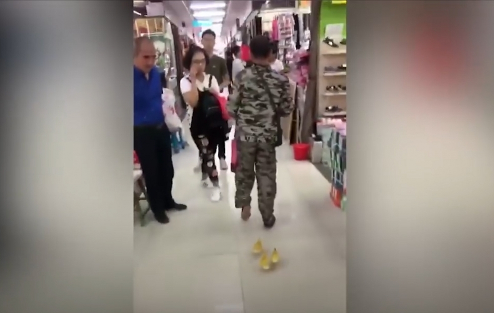 Kişi ticarət mərkəzini ördəkləri ilə birlikdə gəzdi -Çində
