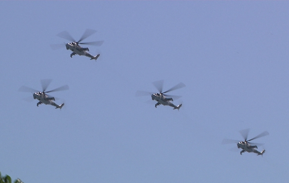 Hərbi helikopterlərin paradda uçuşu