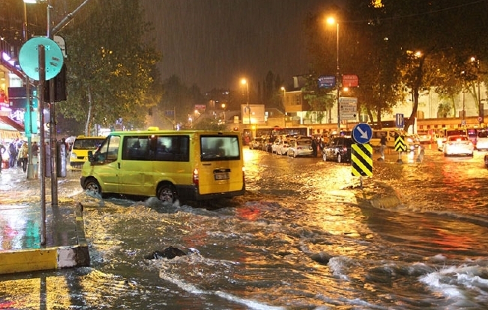 İstanbulda güclü yağış ciddi problemlər yaradıb