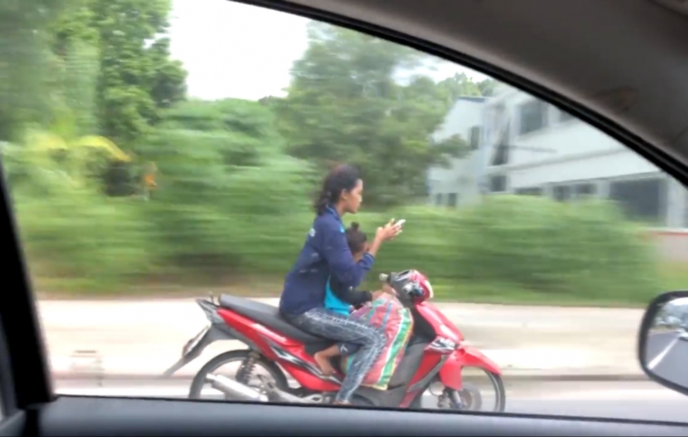 Həm motosikl sürür, həm də telefonla mesaj yazır - Təhlükə