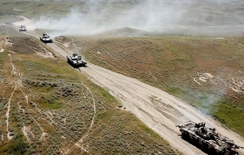 Təlimə cəlb edilmiş tank bölmələri tapşırıqları yerinə yetirirlər