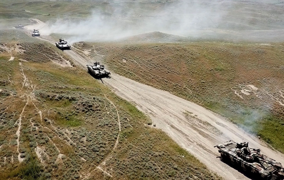 Panzertruppe, die an den Übungen teilnimmt, führt Kampfaufträge aus