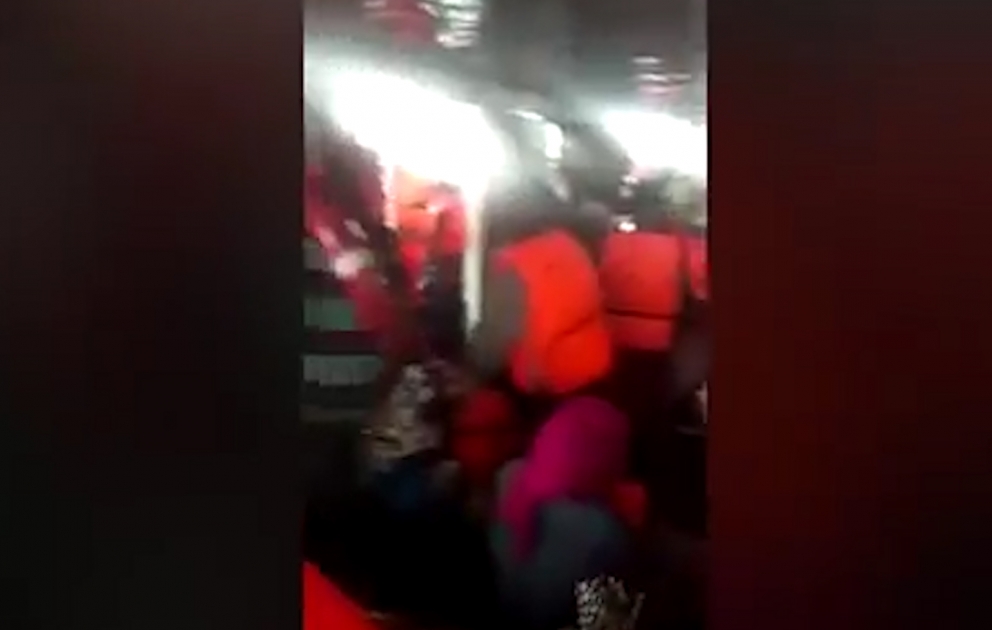İndoneziyada 139 sərnişini daşıyan bərə çevrilib