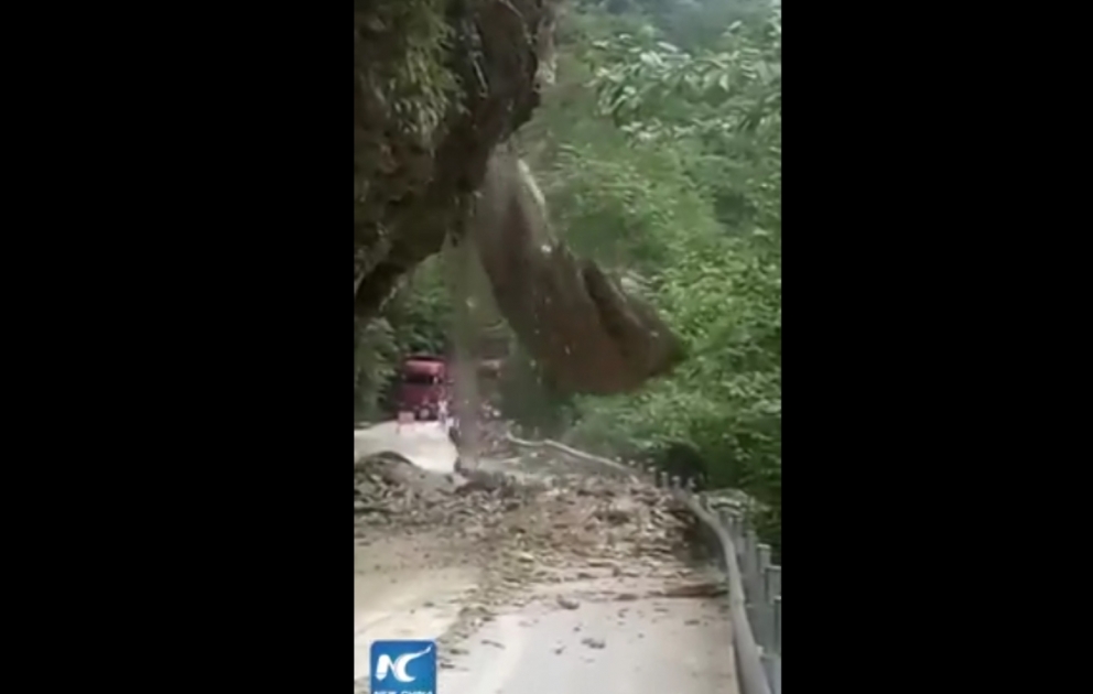 Dağın sürüşmə anı videoya düşdü