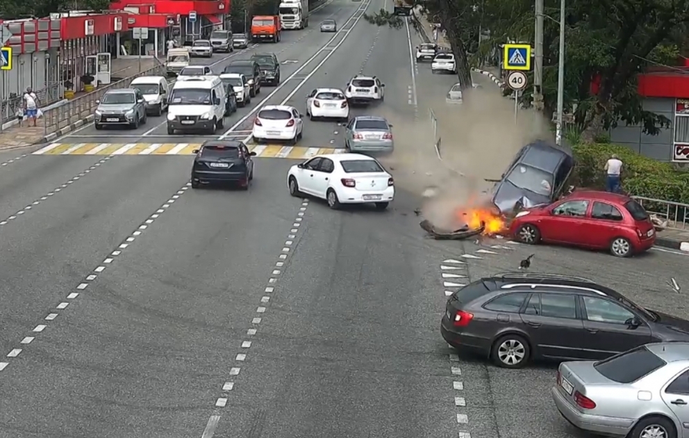 В Сочи автомобиль сбил шестерых пешеходов на тротуаре