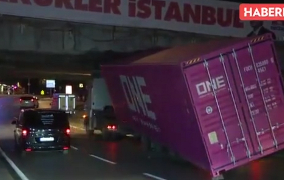 İstanbulda yük maşını körpüyə ilişdi