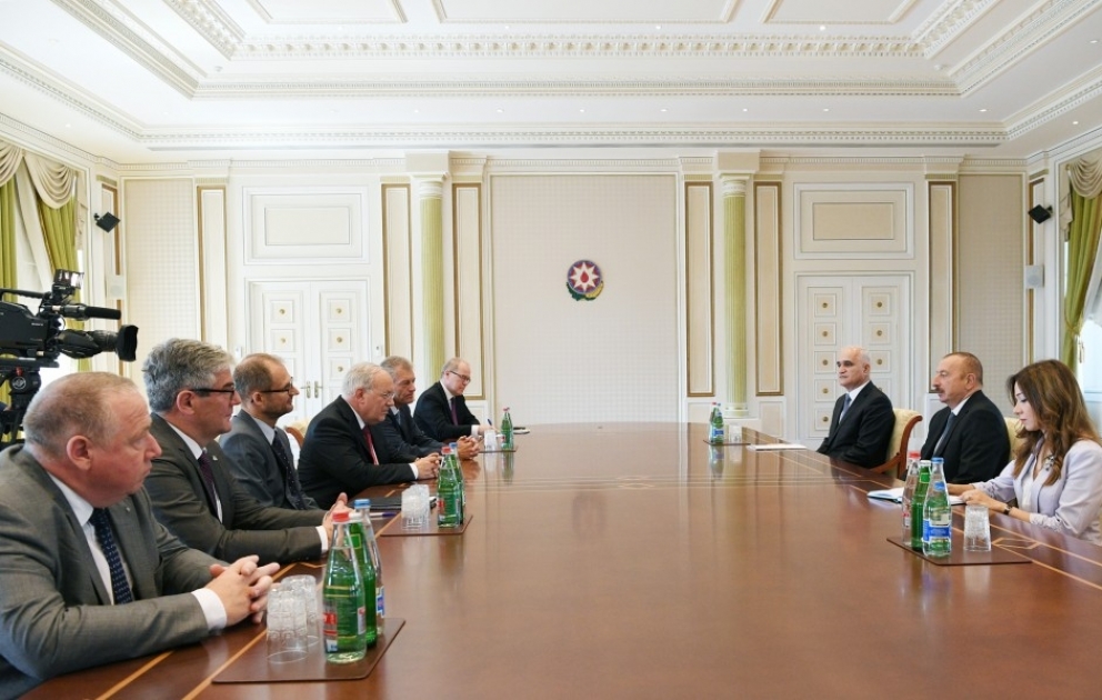 Präsident Ilham Aliyev empfängt schweizerische Delegation