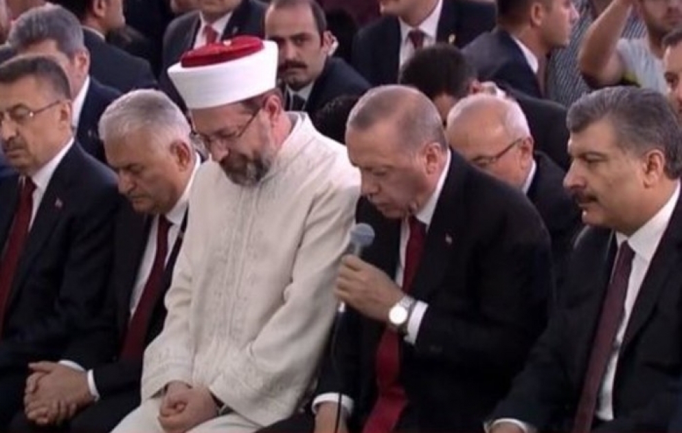 Türkiyə prezidenti şəhidlər üçün Quran oxudu