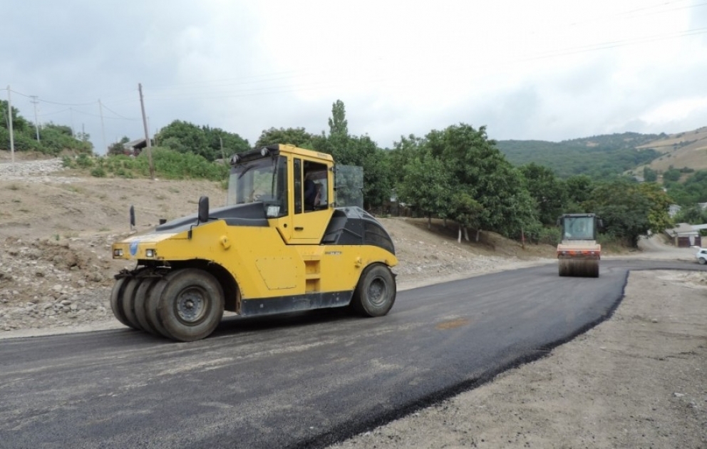Qubada 11 yaşayış məntəqəsini birləşdirən yolun asfaltlanmasına başlanılıb