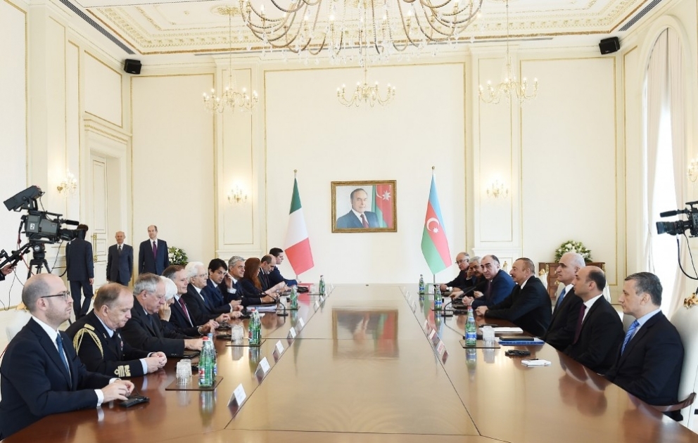Treffen von Staatspräsident Ilham Aliyev und dem Präsidenten Sergio Mattarella im erweiterten Format