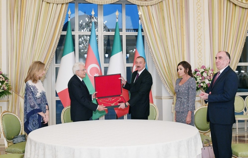 Remise de décorations en marge de la visite officielle du président italien en Azerbaïdjan