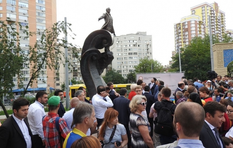 В центре Киева состоялась церемония торжественного открытия парка имени Муслима Магомаева