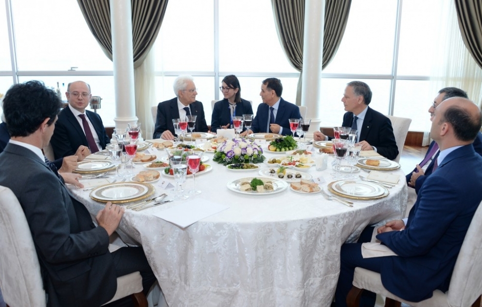 Azərbaycanın Baş naziri Novruz Məmmədov və İtaliya Prezidenti Sercio Mattarella birgə işçi nahar ediblər