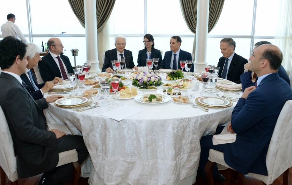 Arbeitsbesprechung beim gemeinsamen Essen