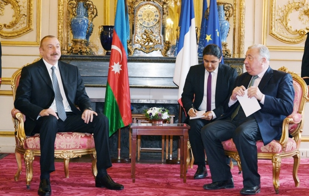 Präsident Ilham Aliyev tifft sich mit dem Vorsitzenden des französischen Senats Gérard Larcher