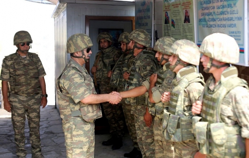 Müdafiə naziri cəbhənin müxtəlif istiqamətlərində yerləşən ön xətt bölmələrində olub