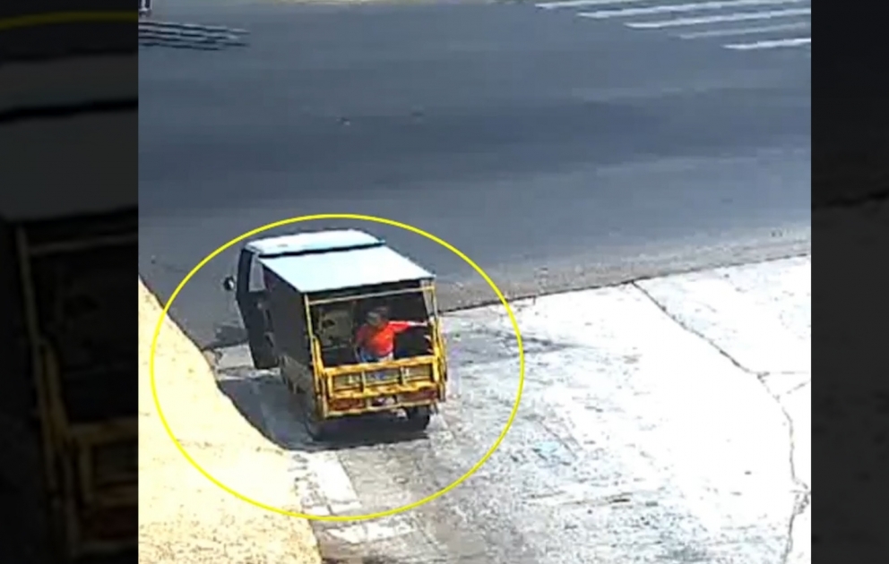 Three-year-old boy falls out of moving tricycle in China