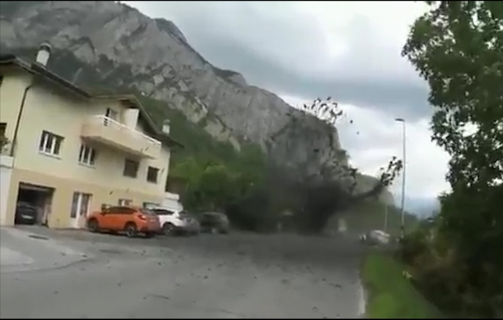 Palçıq seli ev hündürlüyünə qalxdı