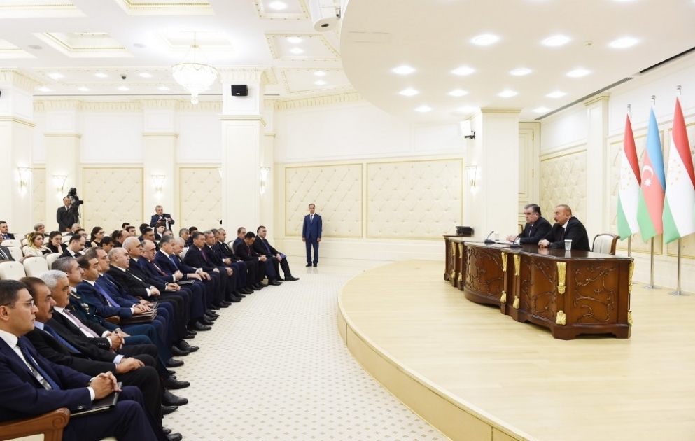 Президенты Азербайджана и Таджикистана выступили с заявлениями для печати