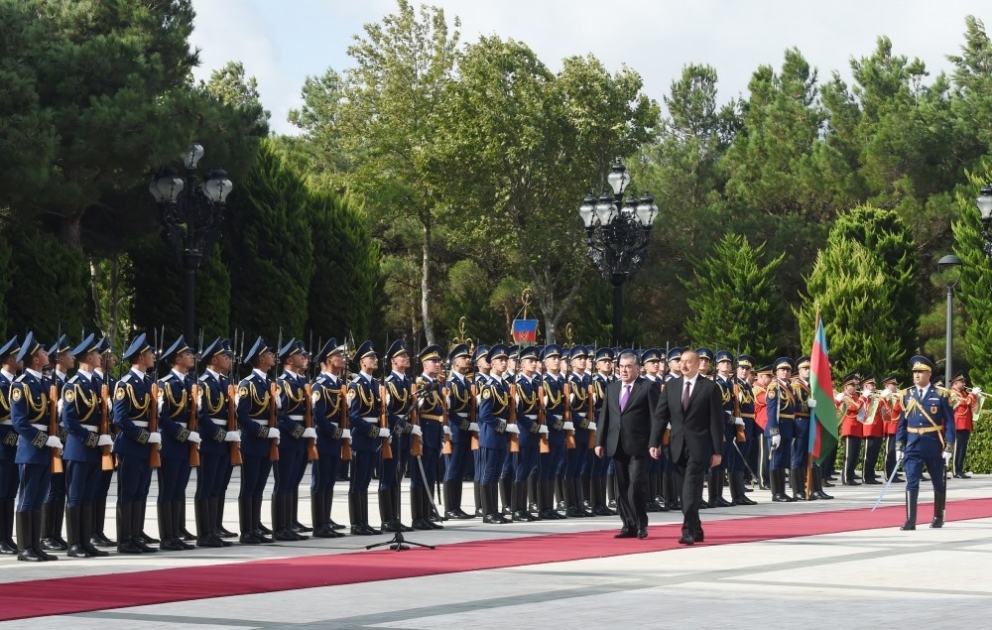 Offizieller Empfang von Tadschikistans Präsident Emomali Rahmon in Baku