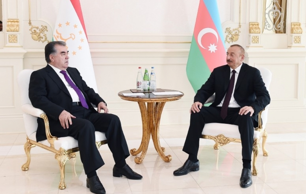 Präsident Ilham Aliyev trifft Präsident Emomali Rahmon zum Vier-Augen-Gespräch