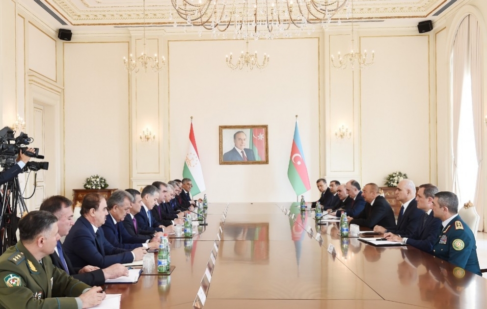 Treffen von Staatspräsident Ilham Aliyev und dem Präsidenten Emomali Rahmon im erweiterten Format