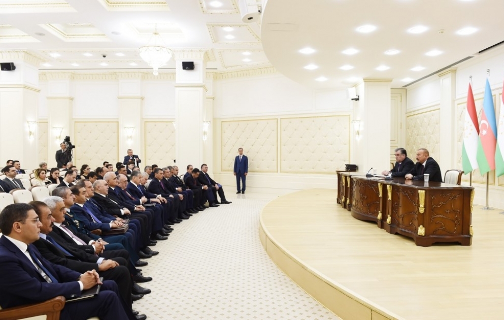 Präsident Ilham Aliyev und Präsident Emomali Rahmon treten mit Presseerklärung auf