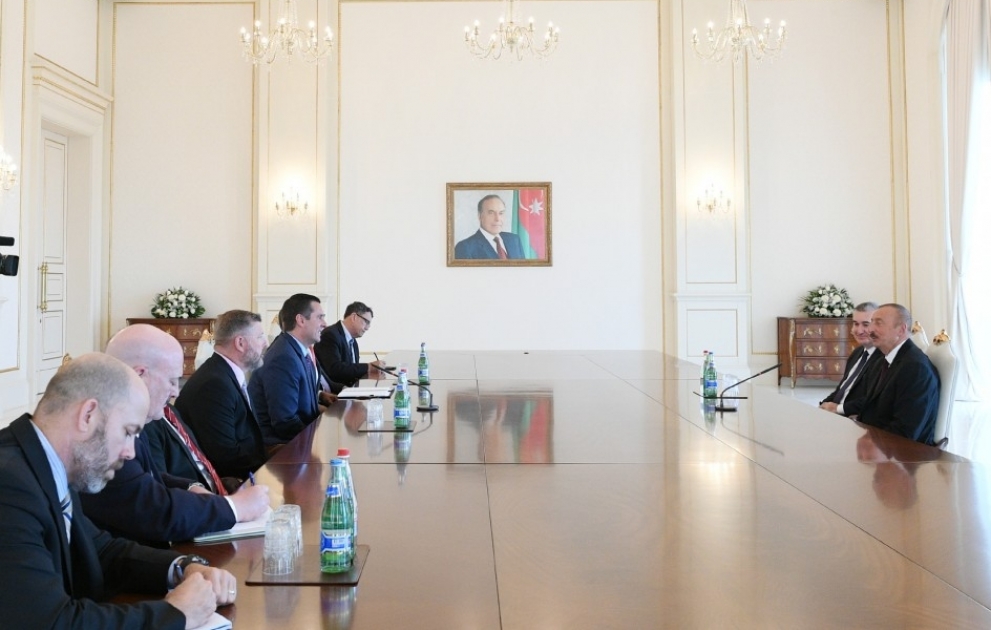 Präsident Ilham Aliyev empfängt US-Delegation